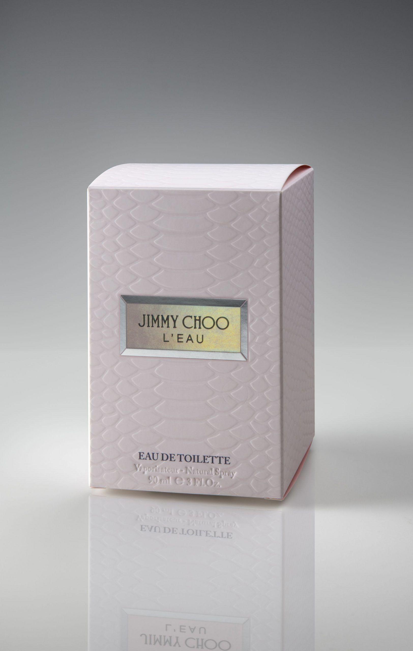 Jimmy Choo’s L’EAU is an example of a simple and minimalist design that requires complex processing. For the project the converters Draeger and licensee Interparfums chose to use Invercote from Iggesund Paperboard. ©Iggesund Iggesund